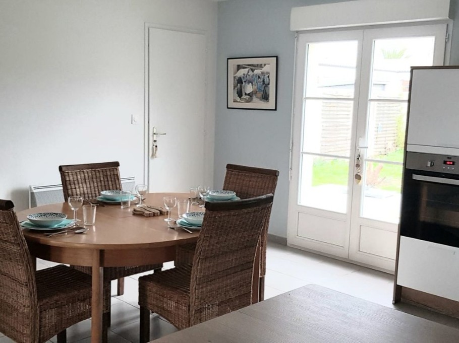 Salle à manger de la maison de vacances LA LAURENTAISE pour 4 personnes près de Fouras et Châtelaillon-plage en Charente maritime