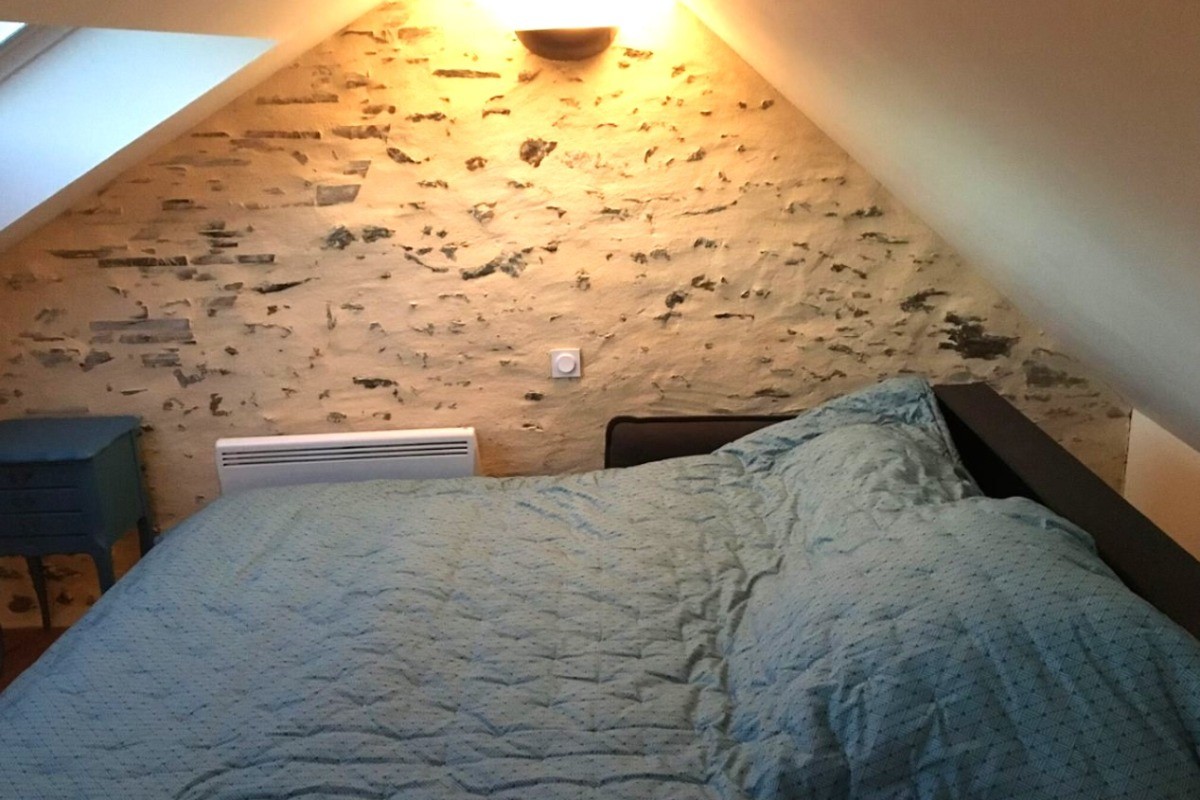 Chambre pour 2 personnes à l'étage de la bâtisse annexe de l'autre côté de la terrasse.