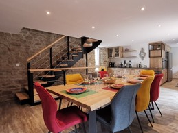 pièce de vie avec séjour et cuisine