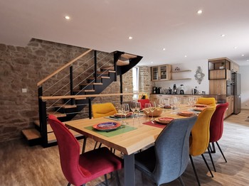pièce de vie avec séjour et cuisine