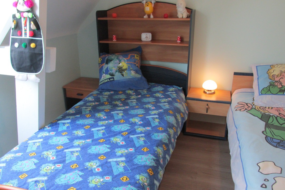 Chambre enfants avec deux lits de 90cm à l'étage.