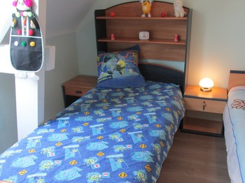 Chambre enfants avec deux lits de 90cm à l'étage.