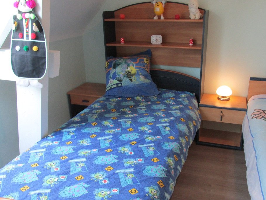 Chambre enfants avec deux lits de 90cm à l'étage.