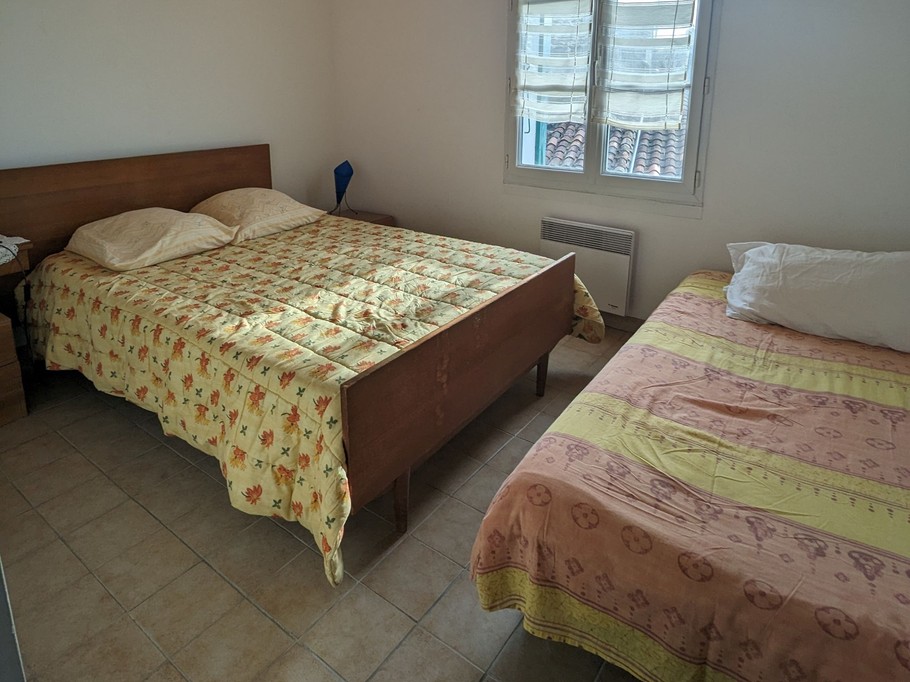 A l'étage, pour 3 personnes, 1 x140 et 1 lit de 80