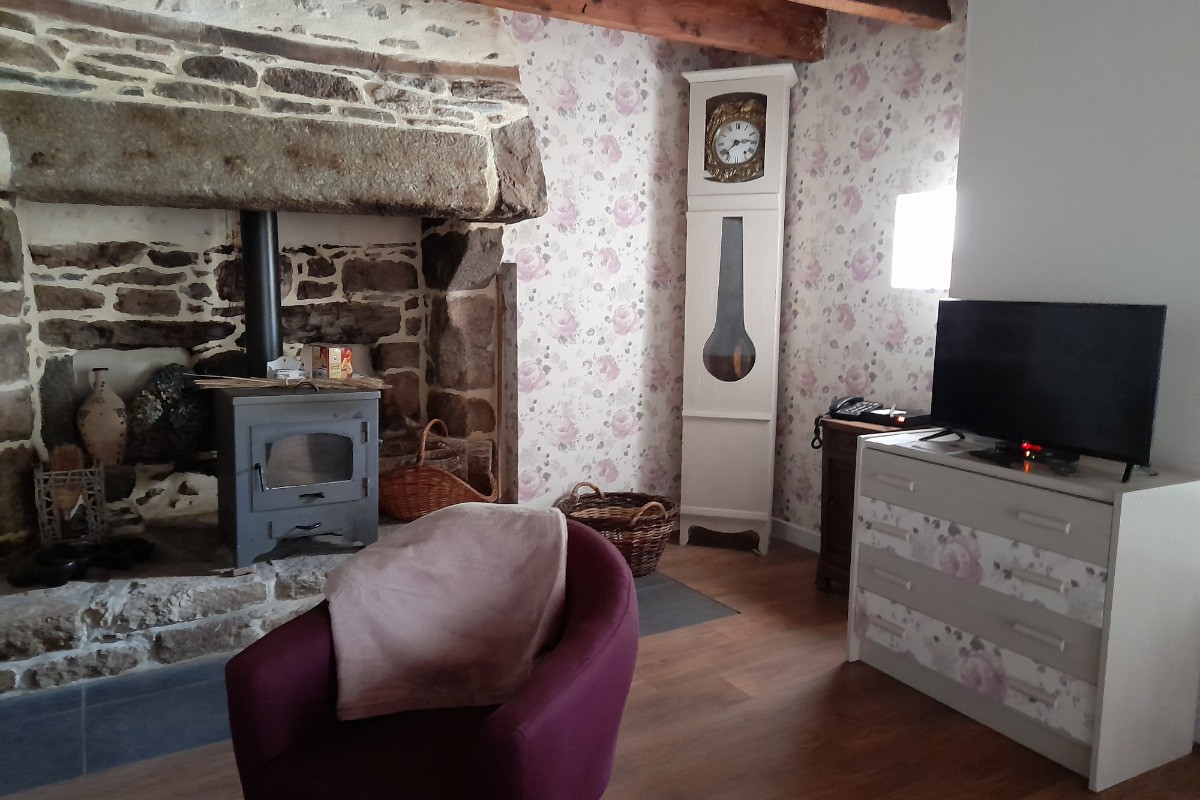 Maison, location Clévacances Bourbriac (Côtes d'Armor, Bretagne) -espace salon avec téléviseur et internet