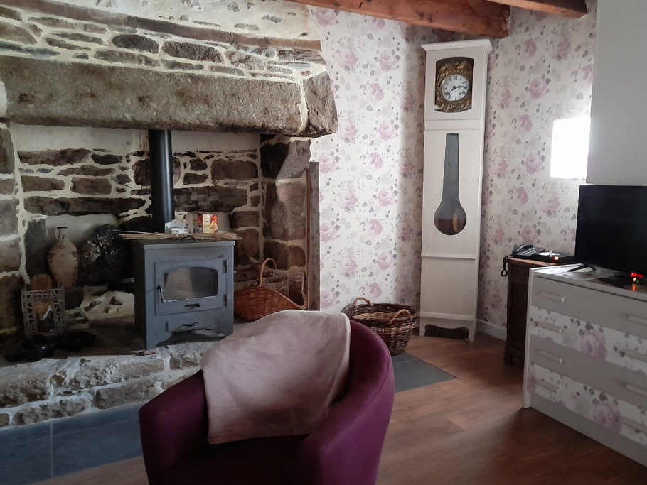 Maison, location Clévacances Bourbriac (Côtes d'Armor, Bretagne) -espace salon avec téléviseur et internet