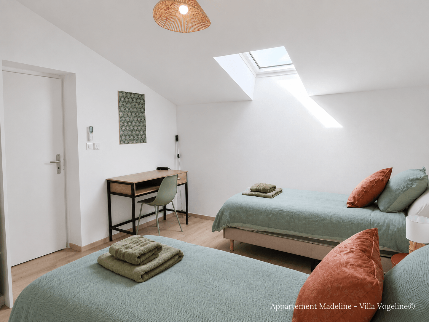 Chambre avec bureau