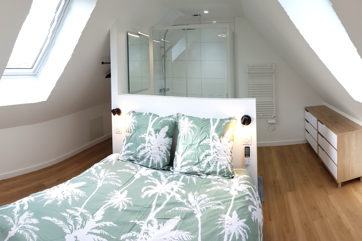 Chambre climatisée à l'étage sous comble pour 2 personnes (lit 140 cm) avec salle d'eau attenante.