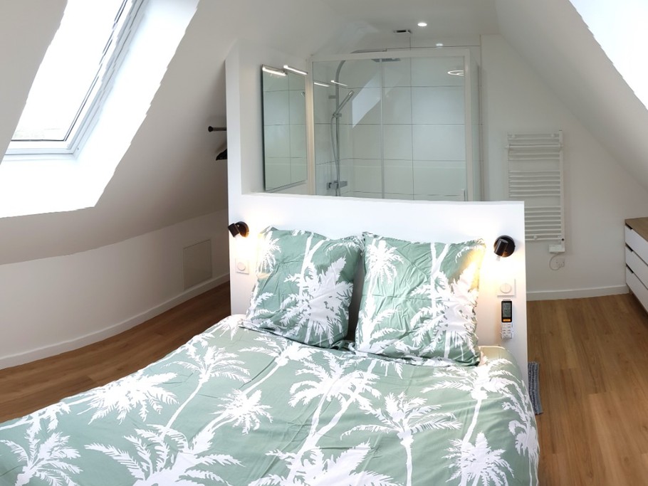 Chambre climatisée à l'étage sous comble pour 2 personnes (lit 140 cm) avec salle d'eau attenante.