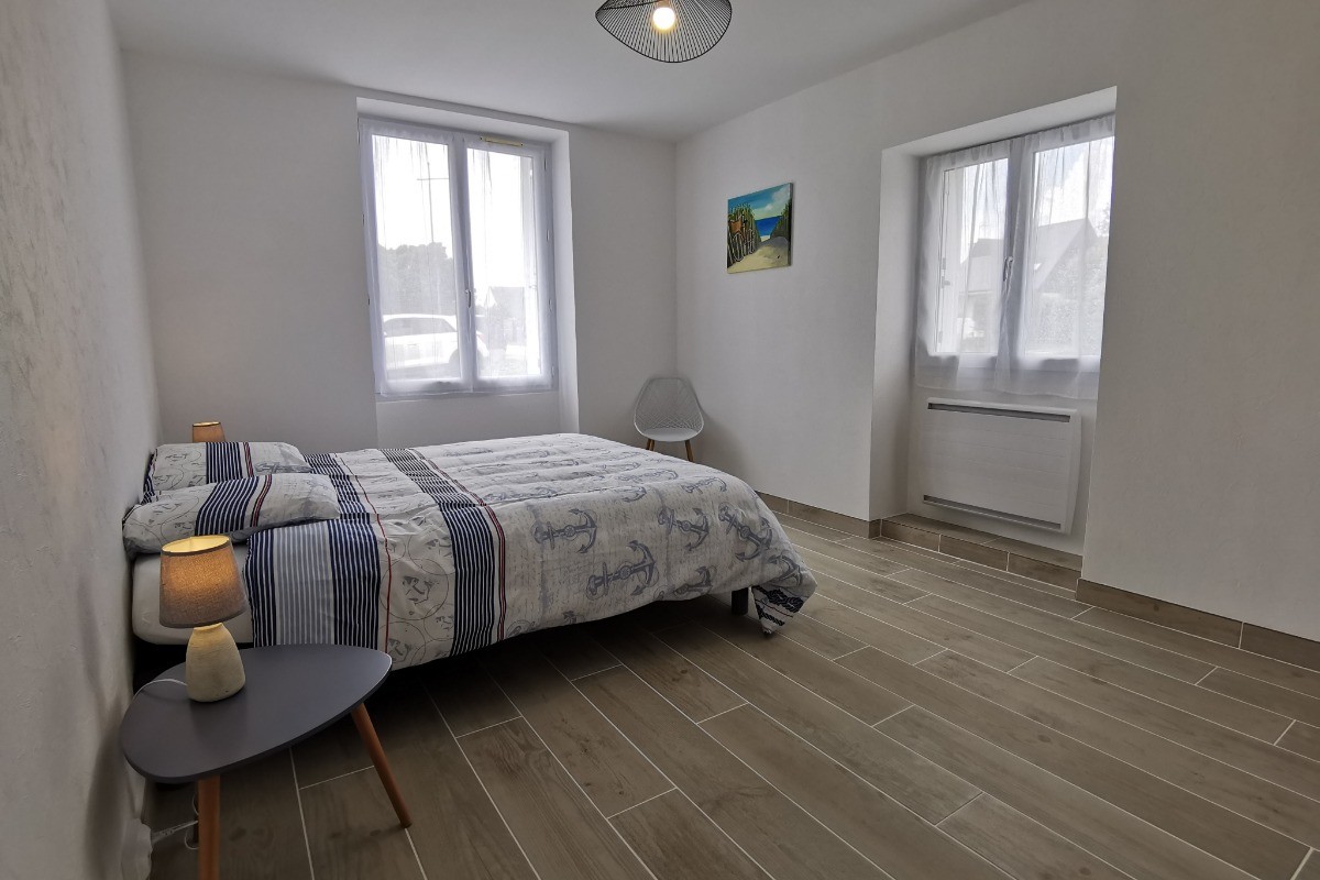 Grande chambre avec un lit 160