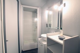 Shower room + toilet