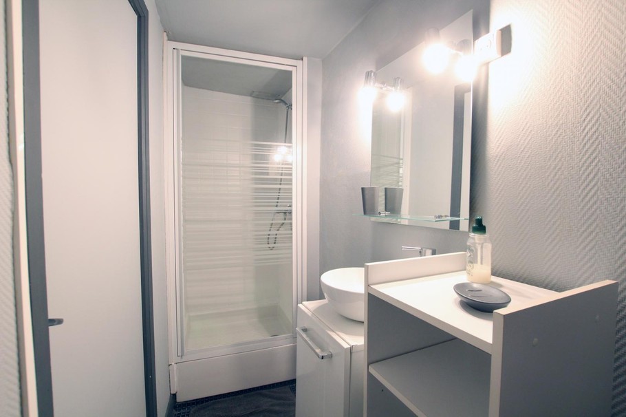 Shower room + toilet