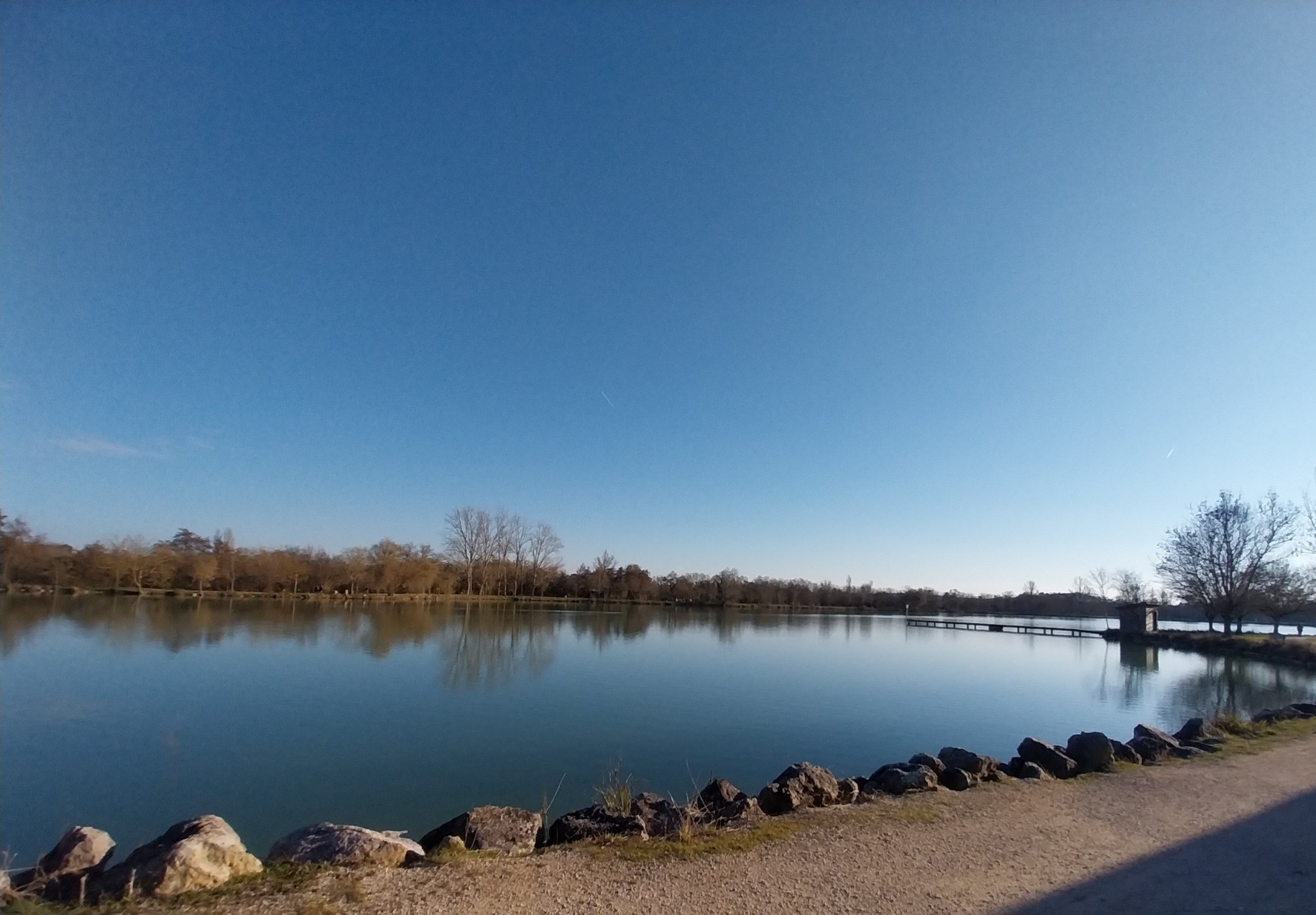 Lac de Samatan, 9 ha, parcours de santé, tables de pique-nique, beach-tennis / beach volley, jeux pour enfants, parcours de pêche, plage de sable, pumptrack, mini-golf gratuit.