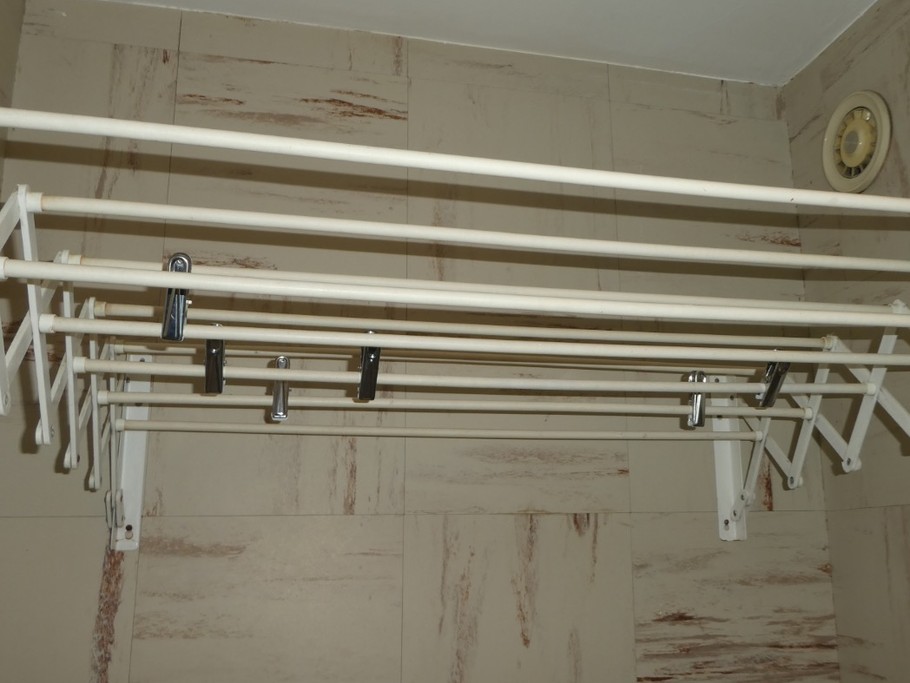 Etendoir au-dessus de la baignoire... pratique pour sécher