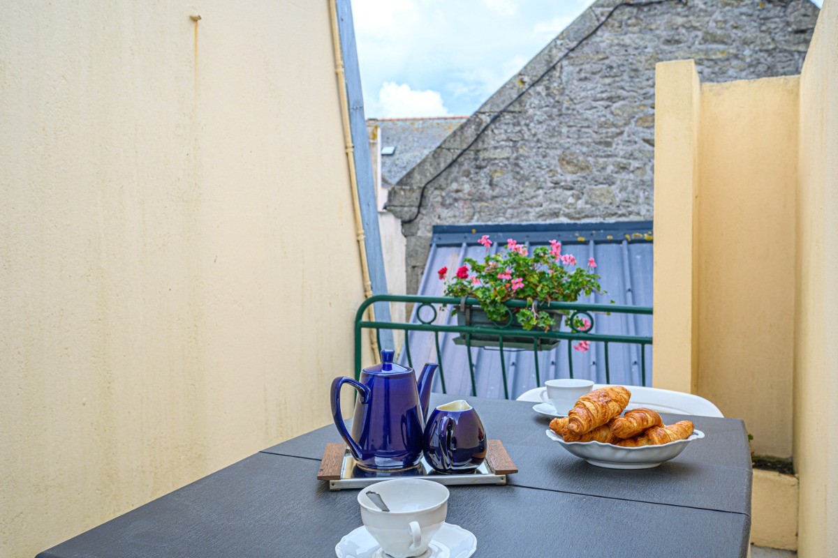 terrasse à l'étage avec table et chaises