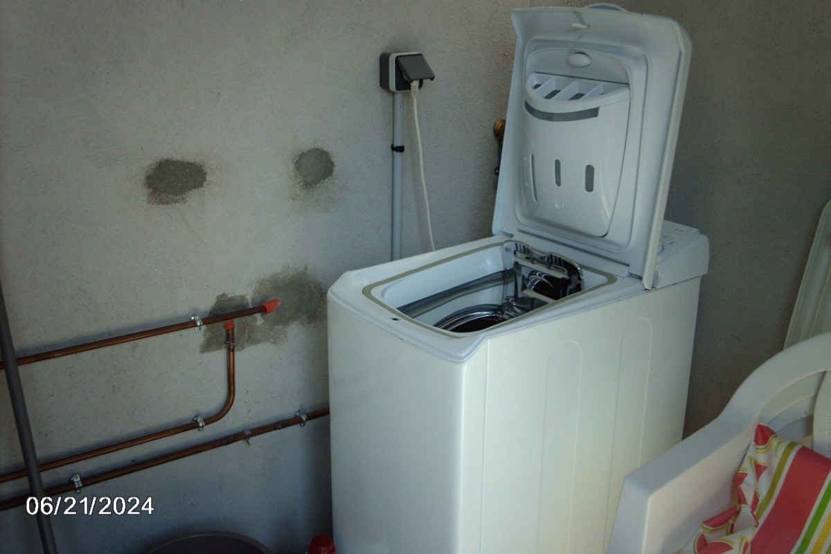 Appentis avec machine à laver privative, salon de jardin et barbecue. Espace de stockage pour vos vélos, coffre de toit, matériel de pêche, etc.