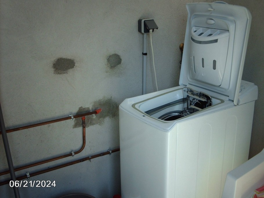 Appentis avec machine à laver privative, salon de jardin et barbecue. Espace de stockage pour vos vélos, coffre de toit, matériel de pêche, etc.