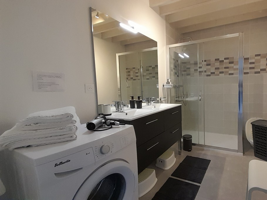 la salle de douche de la grange