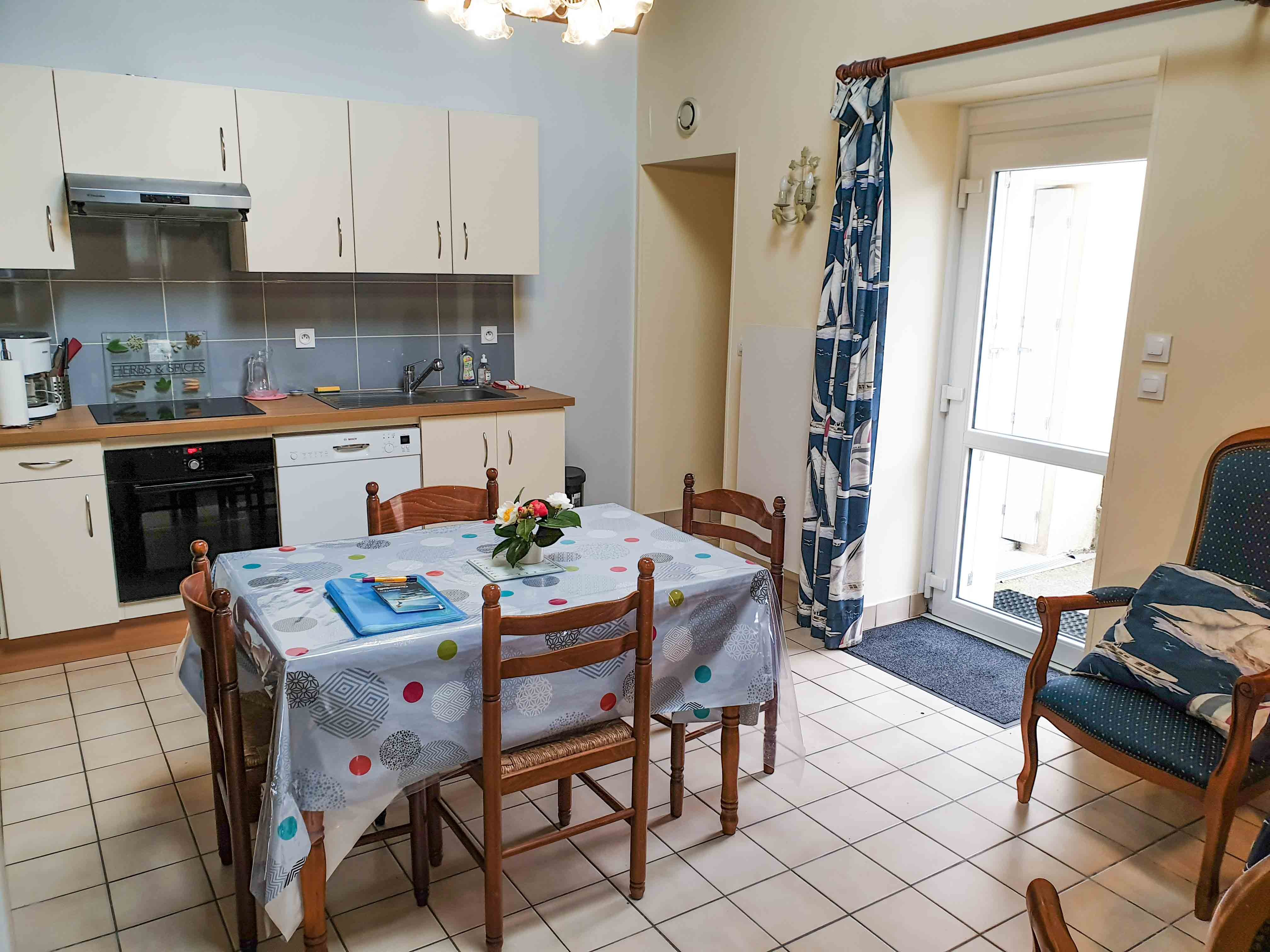 Séjour cuisine equipée