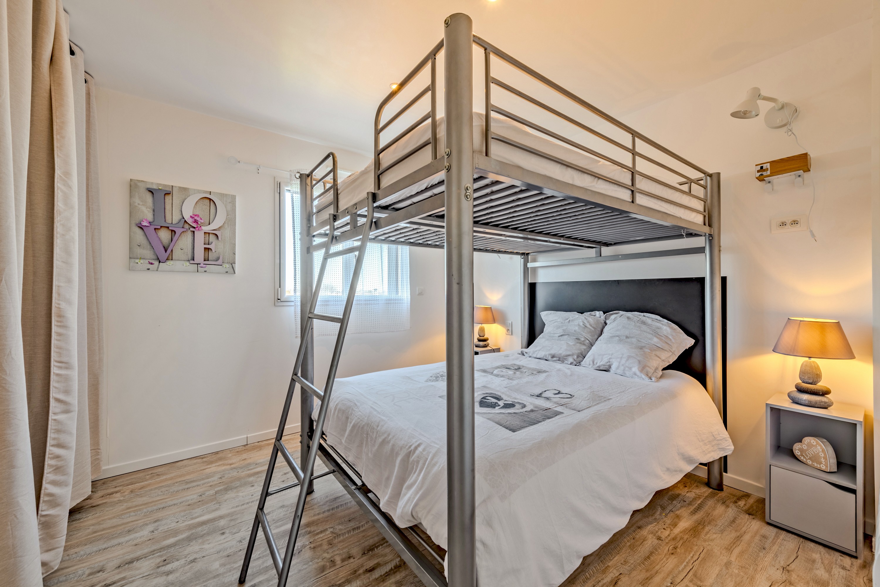 Chambre 2 avec lit double et lit superposé