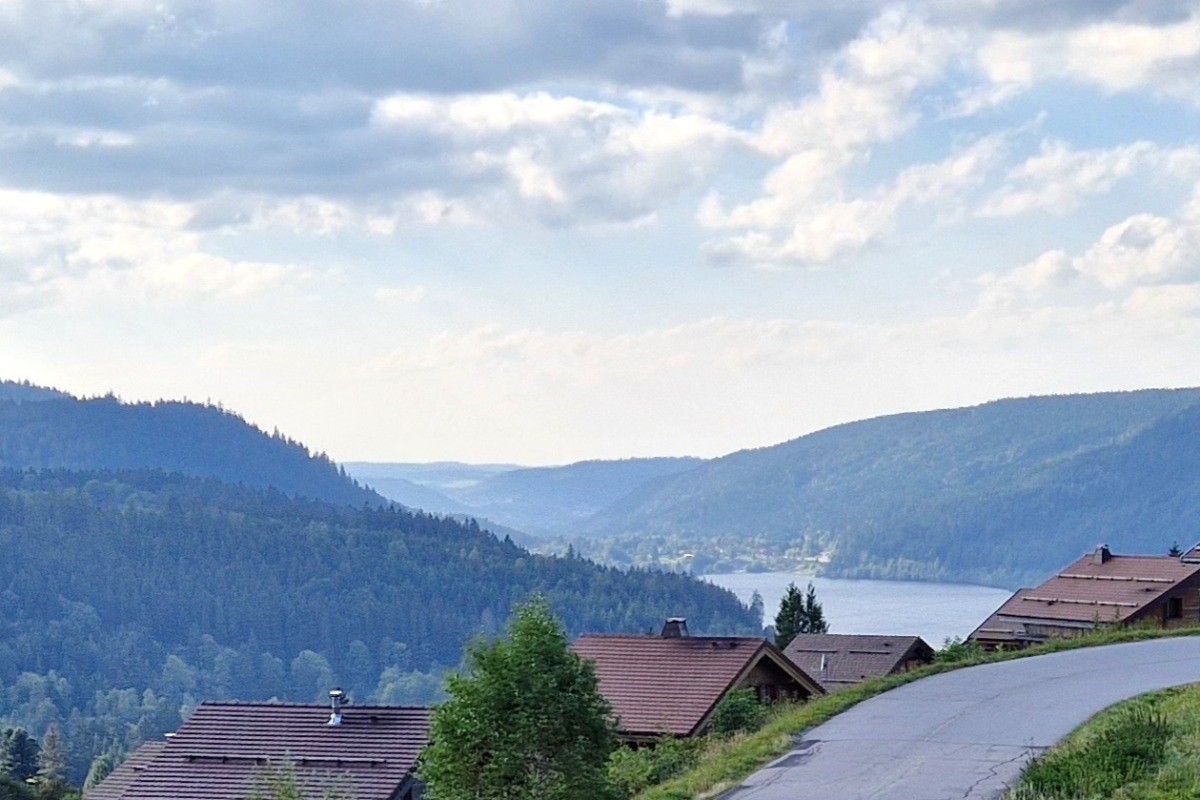 Terrasse avec salon de jardin - Appartement Gérardmer