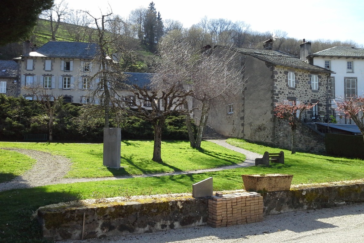 PARC PUBLIC EN FACE LA LOCATION