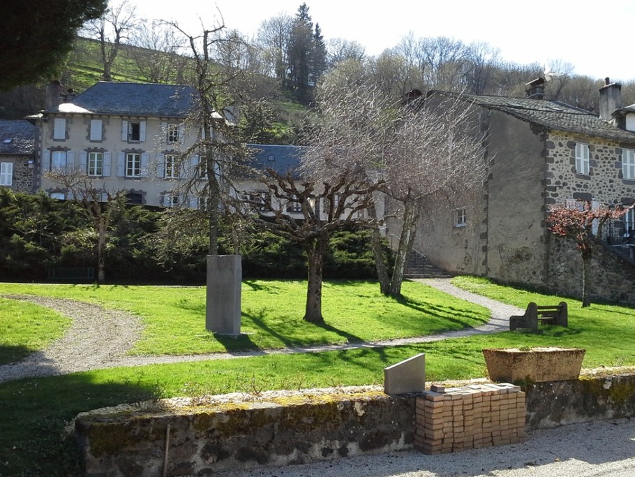 PARC PUBLIC EN FACE LA LOCATION