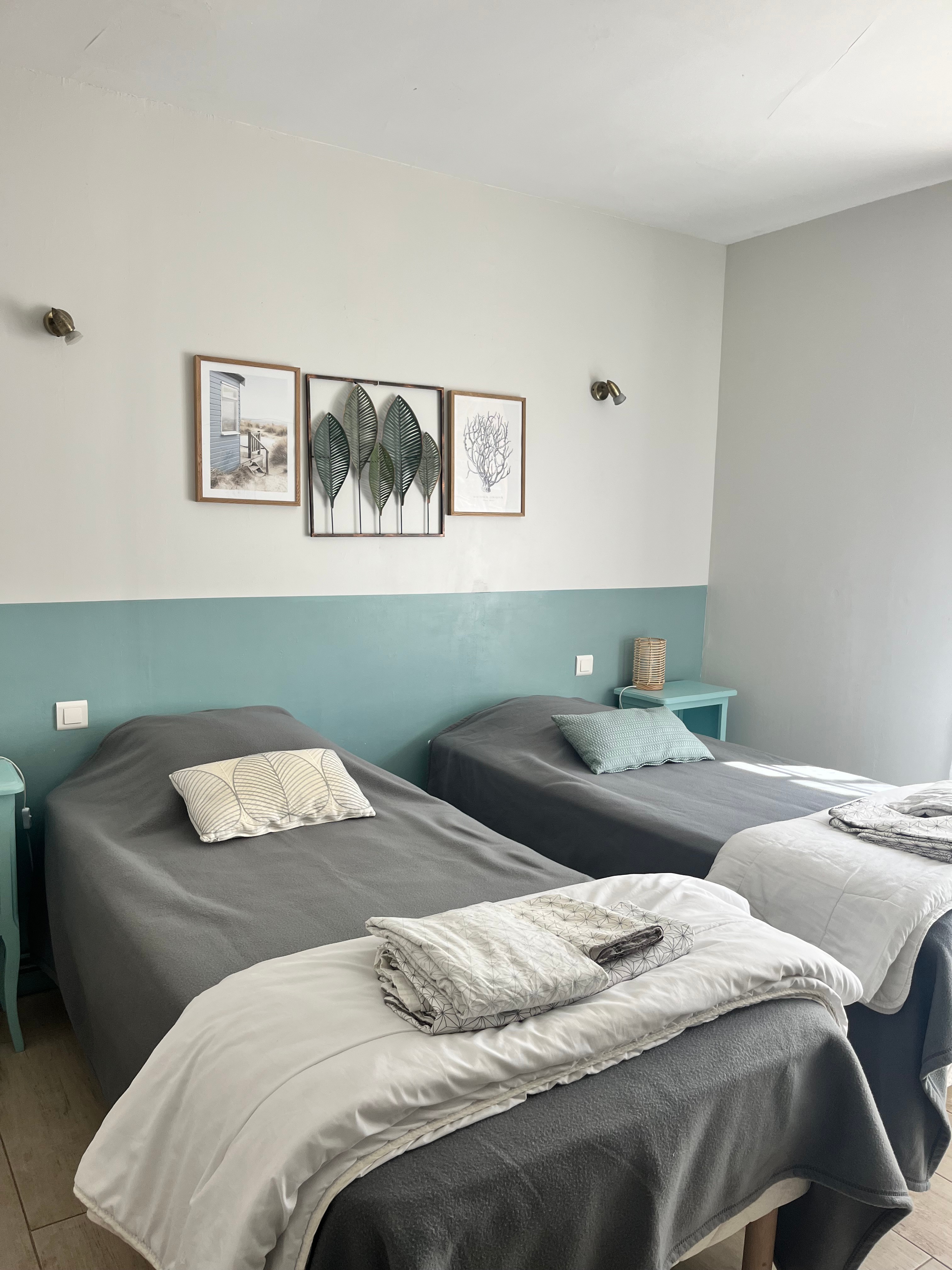 chambre vue jardin avec armoire et porte bagage