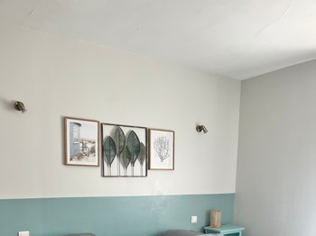 chambre vue jardin avec armoire et porte bagage