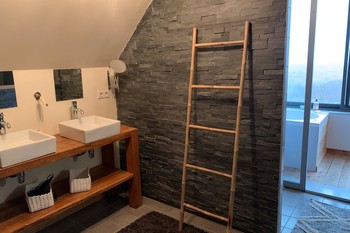 Salle de douche et bain jacuzzi étage