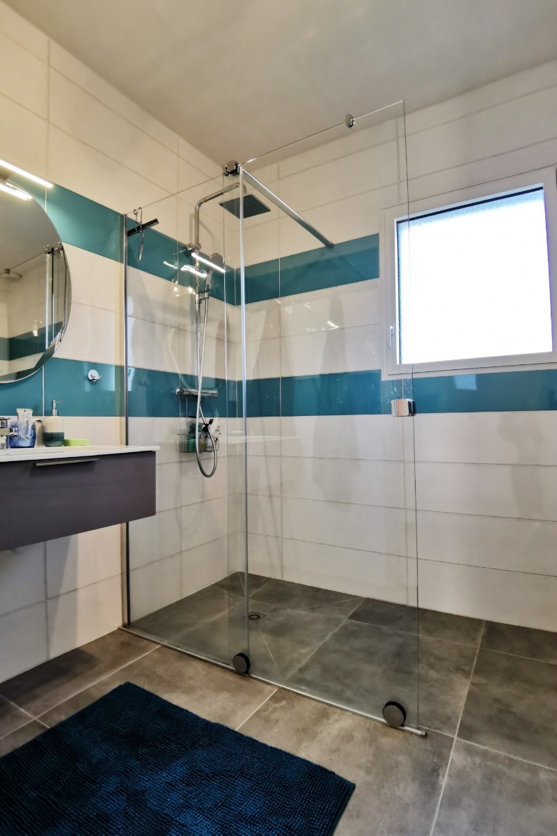 Salle d'eau avec baignoire et douche accessible en fauteuil roulant - Maison de plain-pied équipée PMR - Location de vacances - Ploudalmézeau - Maison Roscaroc Aubertin