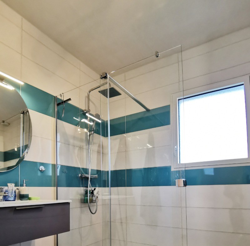 Salle d'eau avec baignoire et douche accessible en fauteuil roulant - Maison de plain-pied équipée PMR - Location de vacances - Ploudalmézeau - Maison Roscaroc Aubertin