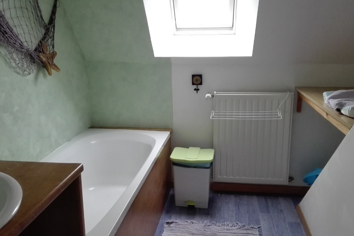 Salle de bain avec lavabo, plan à langer et 2 baignoires bébé