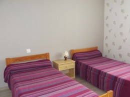 Bedroom with 2 single beds (90cm)