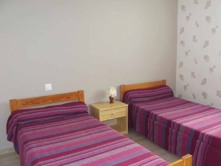 Bedroom with 2 single beds (90cm)