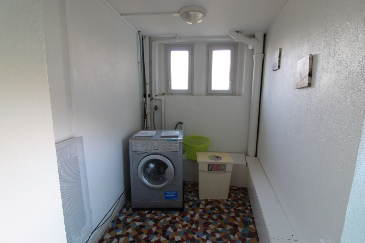 Lingerie accessible - Appartement F1 2ème étage dans couloir des communs