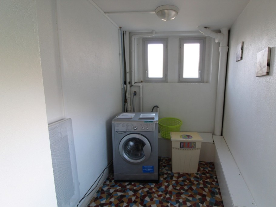 Lingerie accessible - Appartement F1 2ème étage dans couloir des communs