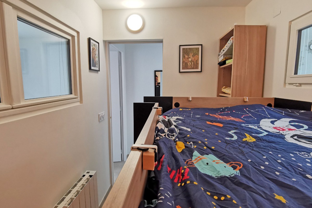 Chambre sur un petit espace mais avec le confort de deux lits et rangement