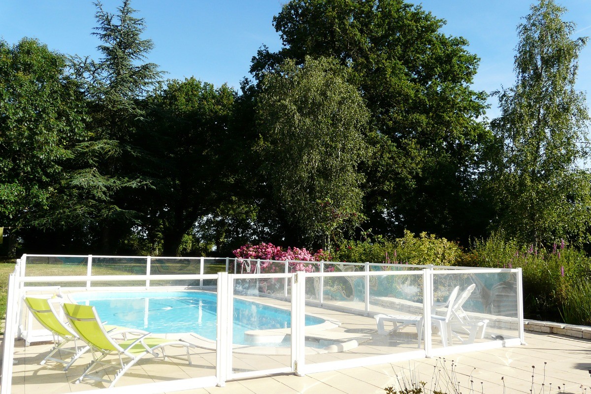 piscine et le parc arboré et fleuri