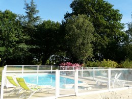 piscine et le parc arboré et fleuri