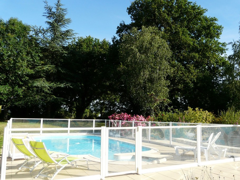 piscine et le parc arboré et fleuri