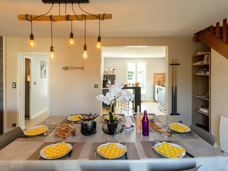 Grand séjour salon avec table billard, TV connecté, WIFI avec internet fibre, NETFLIX,