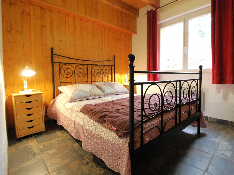 Bedroom 2 - Gîte Le Sapin, close to lakes and walks, for 4-8 people