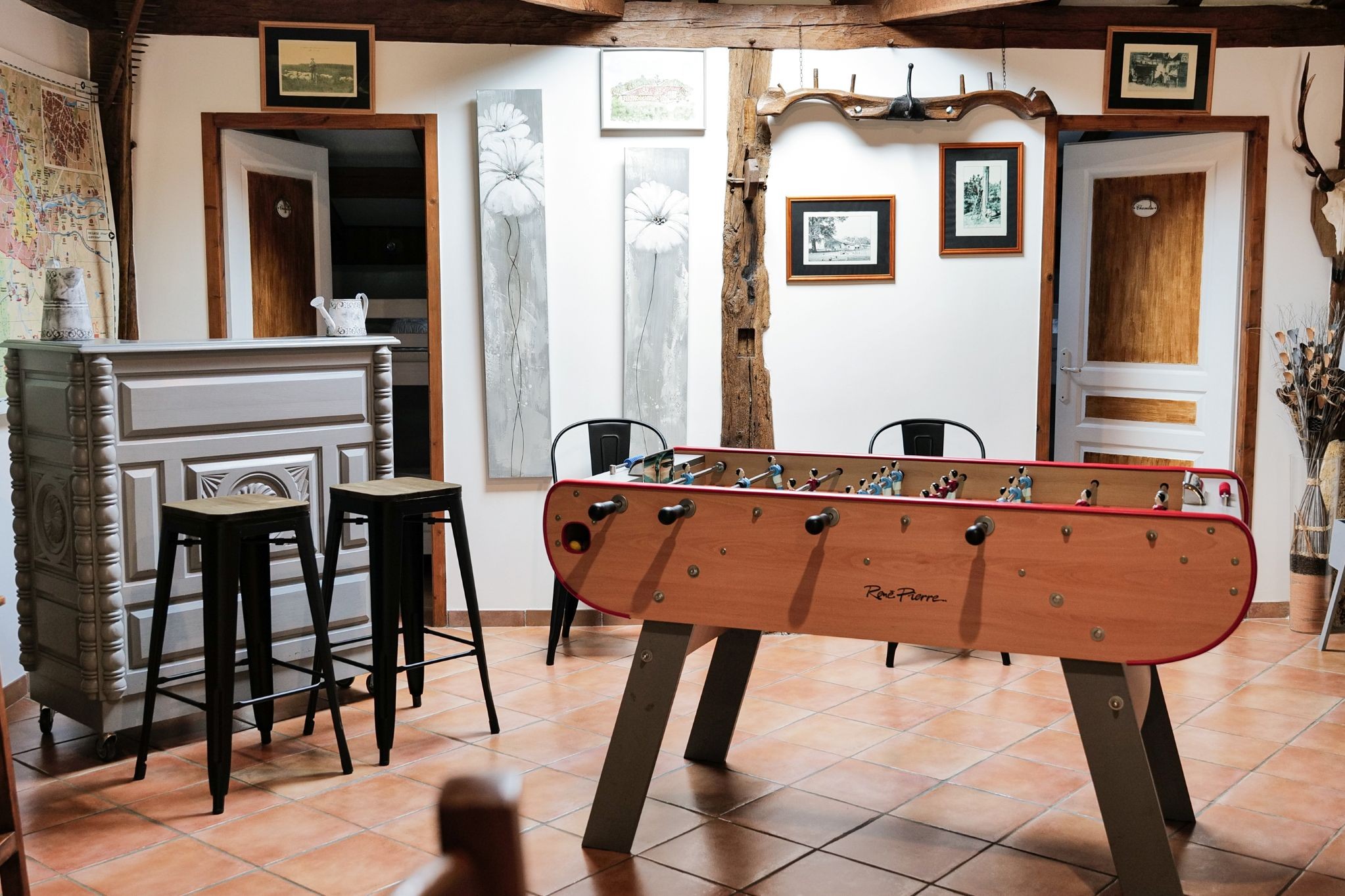 Coin bar avec le babyfoot dans La Bergerie, Gironde