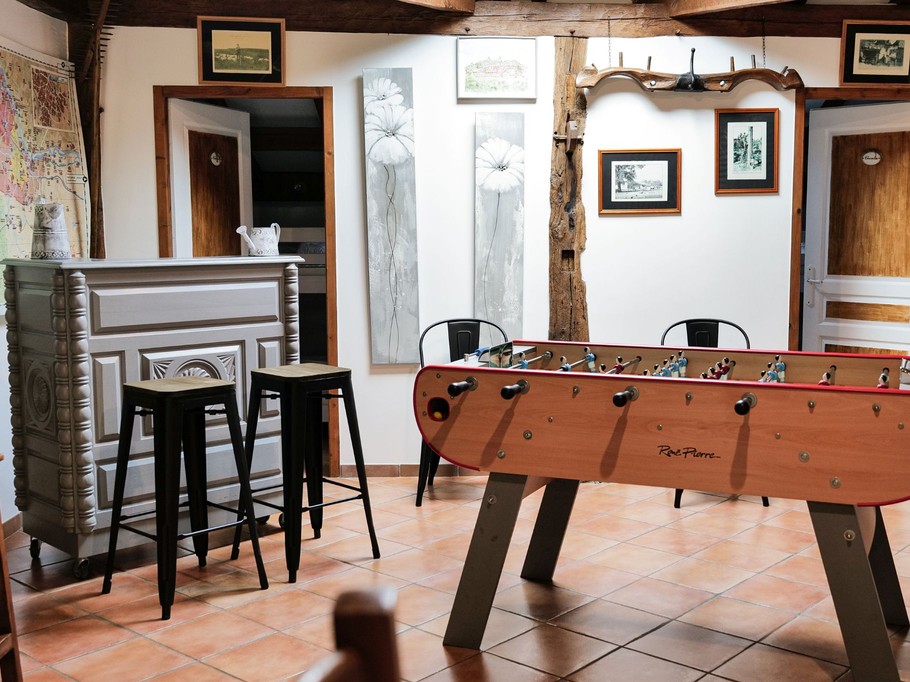 Coin bar avec le babyfoot dans La Bergerie, Gironde