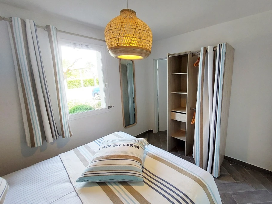 Chambre pour 2 personnes (lit queen size 160x200 cm). Salle d'eau communicante.
Crédits photos : Yannick Goulvestre