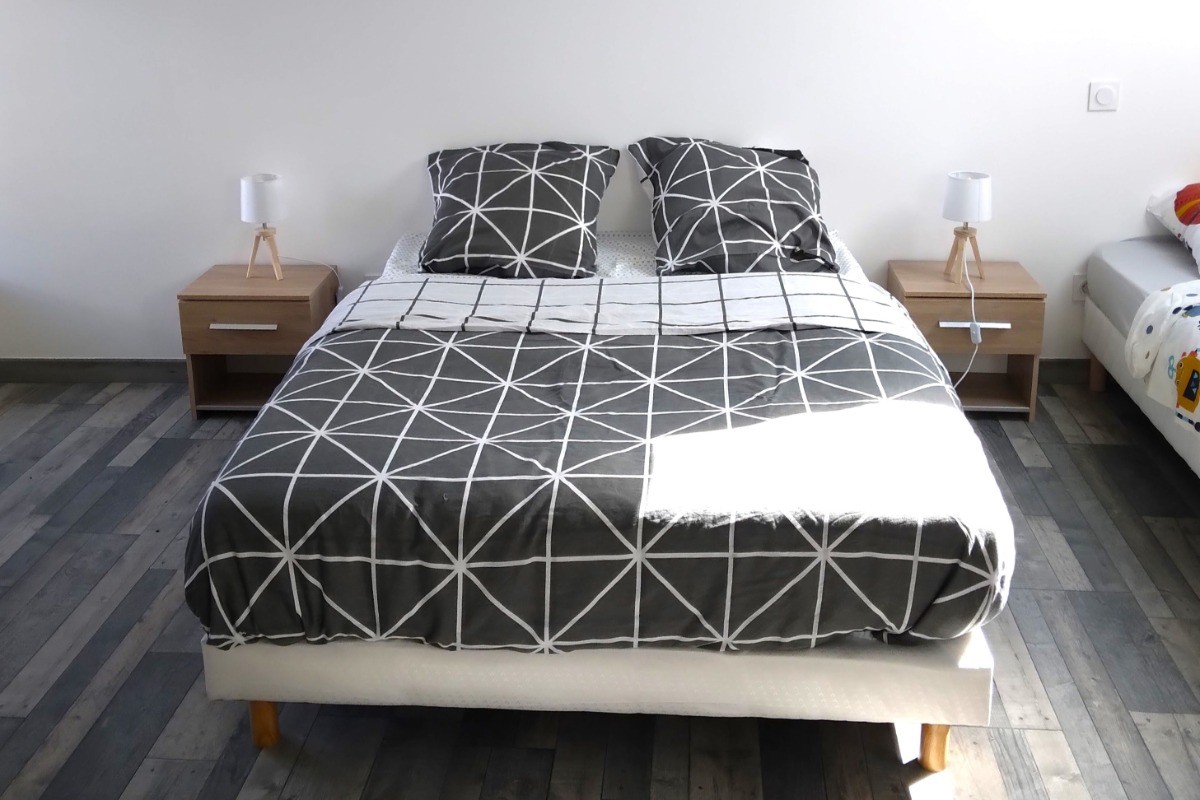 A l'étage, agréable chambre pour 2 à 4 personnes (1 lit 140 cm et 2 lits 90 cm) avec penderies.