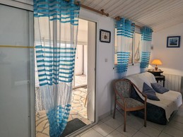 Coin salon avec le canapé