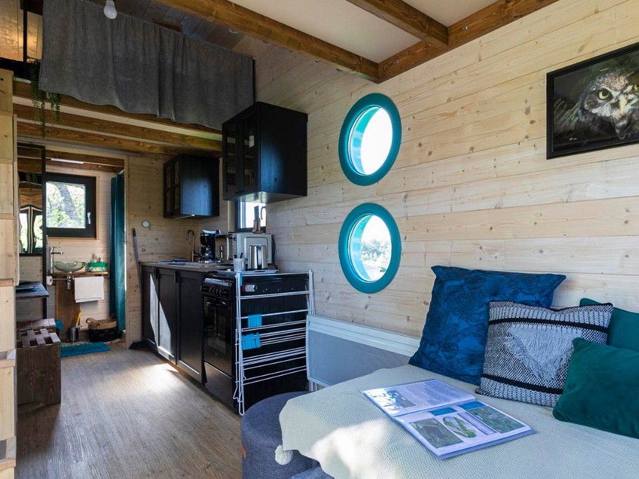 Partie salon et cuisine et jeux de sociétés divers à l'intérieur de notre pouf - Tiny House O Ptit Nid Milie