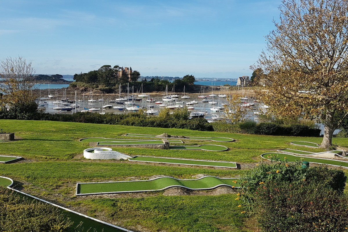 Vue sur le minigolf, le port de plaisance et la presqu'île de Saint-Briac.
Crédits photo : Clévacances